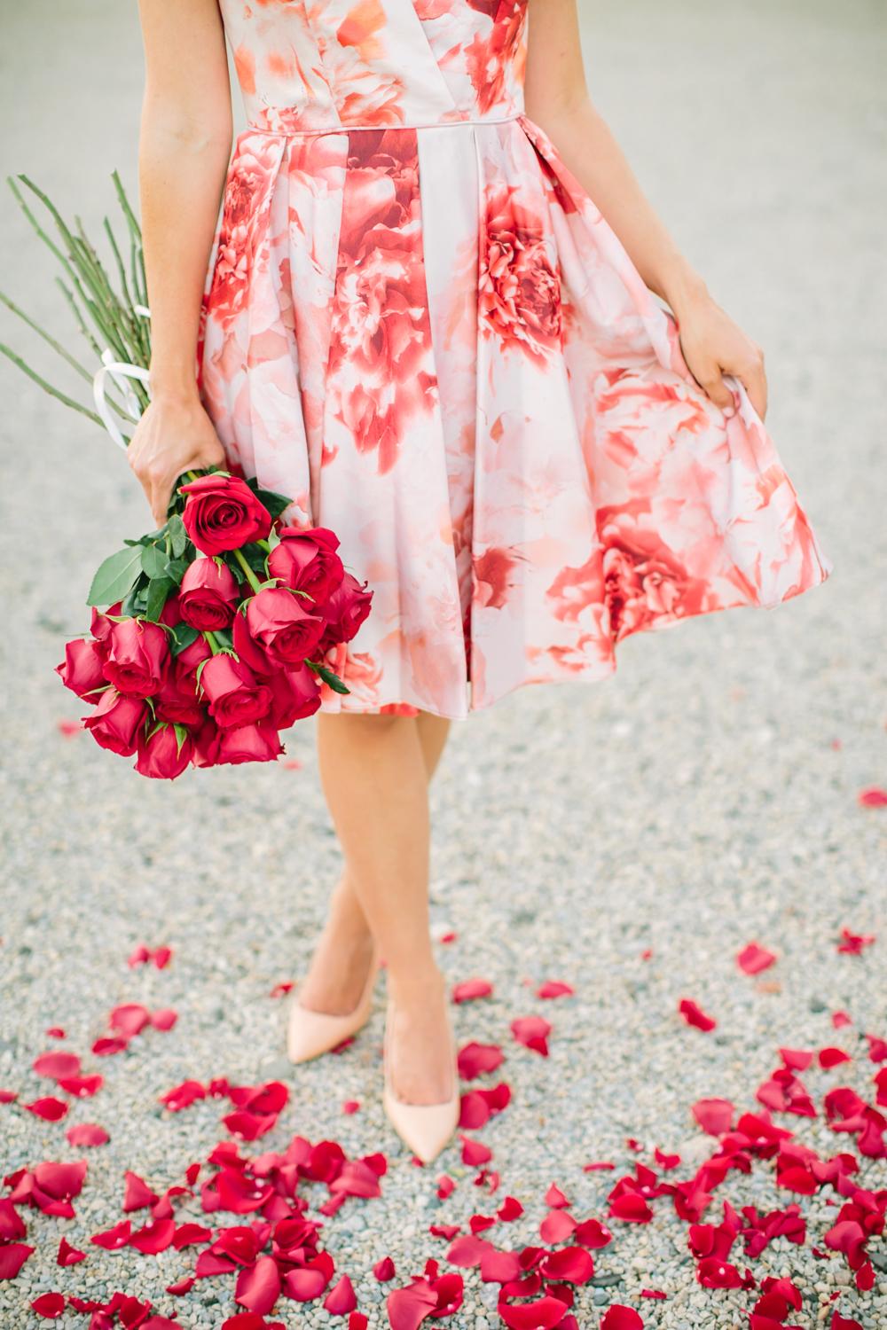 Dress for day. Платье розы.. Розовое платье с розами. Платье с розами женское. Платье с цветами розовое.