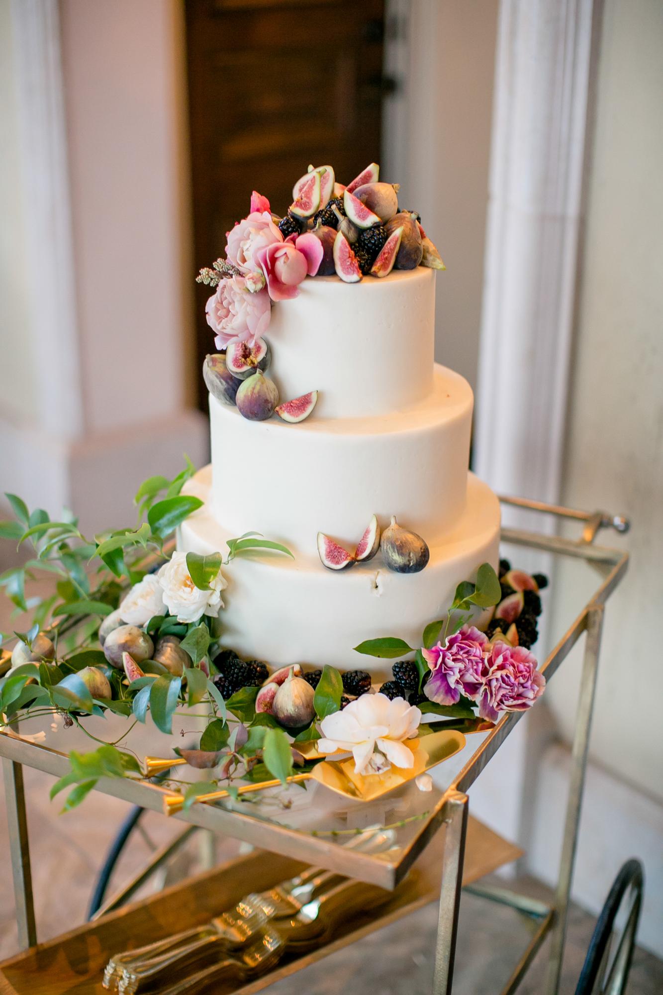 Свадебный торт двухъярусный с цветами и фруктами