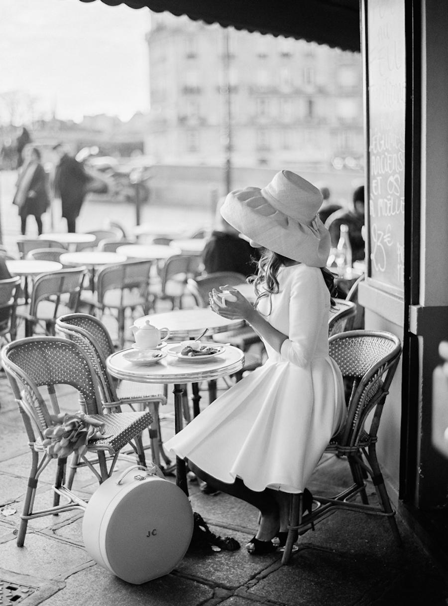 Девушка в кафе в Париже