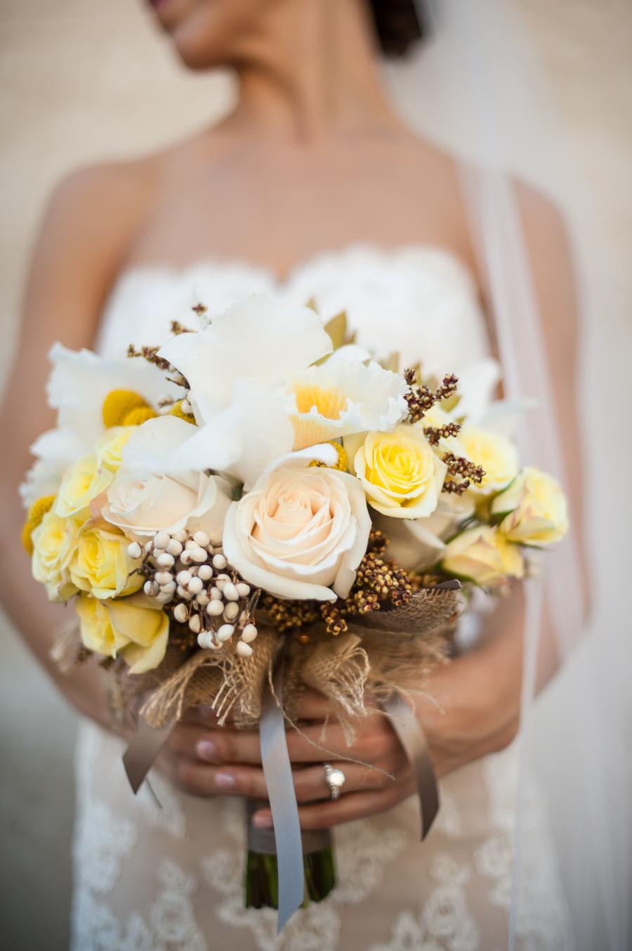 Бело золотой букет. Букет невесты. Букет невесты в золотом цвете. Бюджетный свадебный букет. Букет невесты в бежевых тонах
