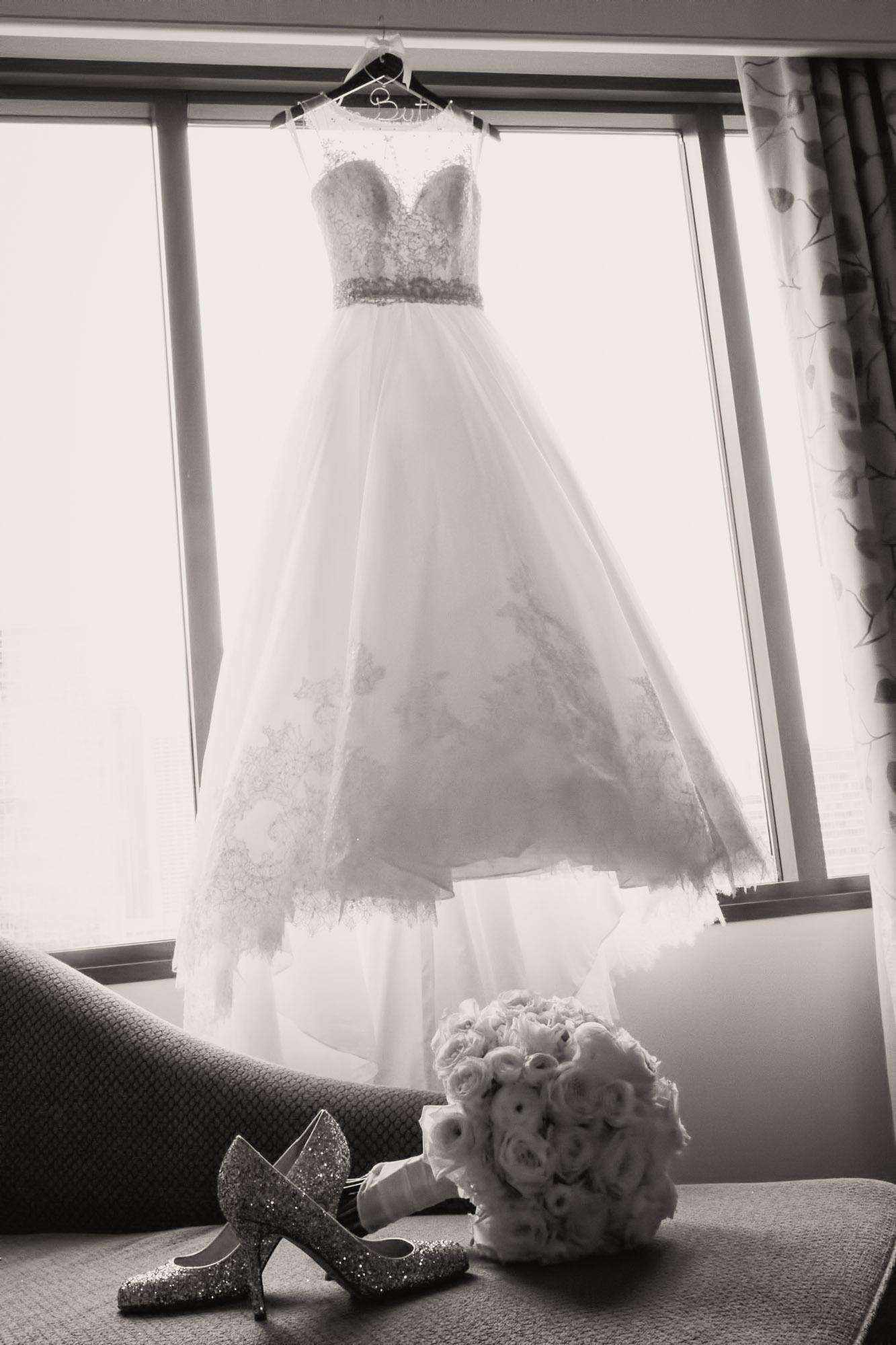 свадебное платье на вешалке фото